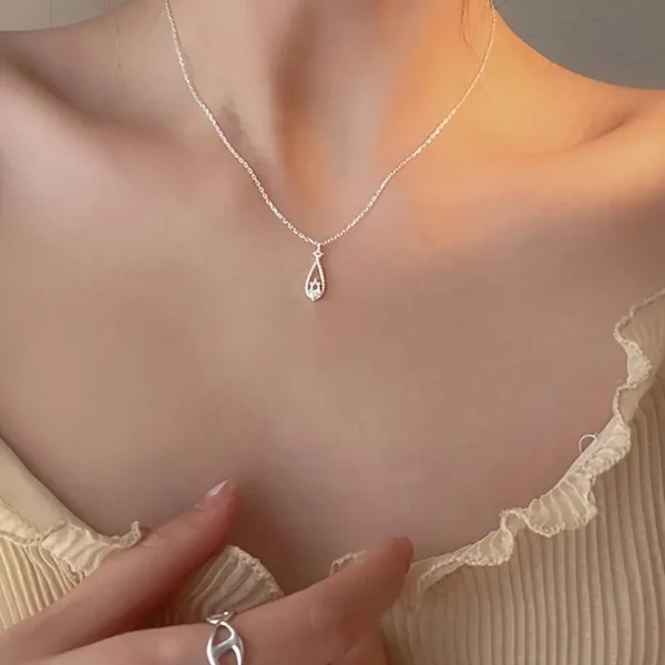 A Fashionable  Necklace Ins Cold Style Water Drop Pendant Necklace Simple French Clavicle Chain Daily Versatile Accessories Gift